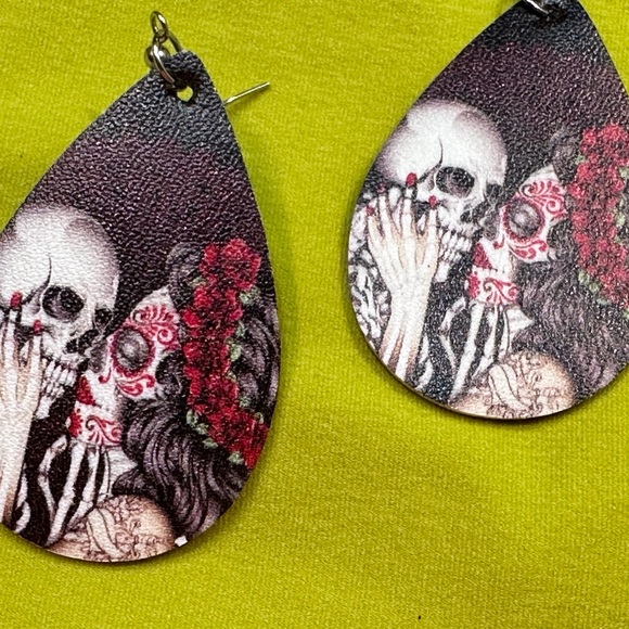 Halloween Earrings Skeleton Tear drop shaped leather pierced earrings - Picture 8 of 11
